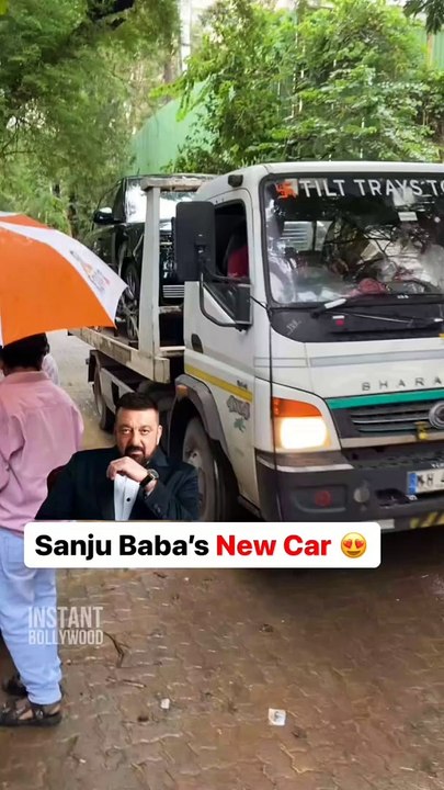 Sanjay Dutt treats himself to a swanky new Range Rover SV on his 65th birthday.