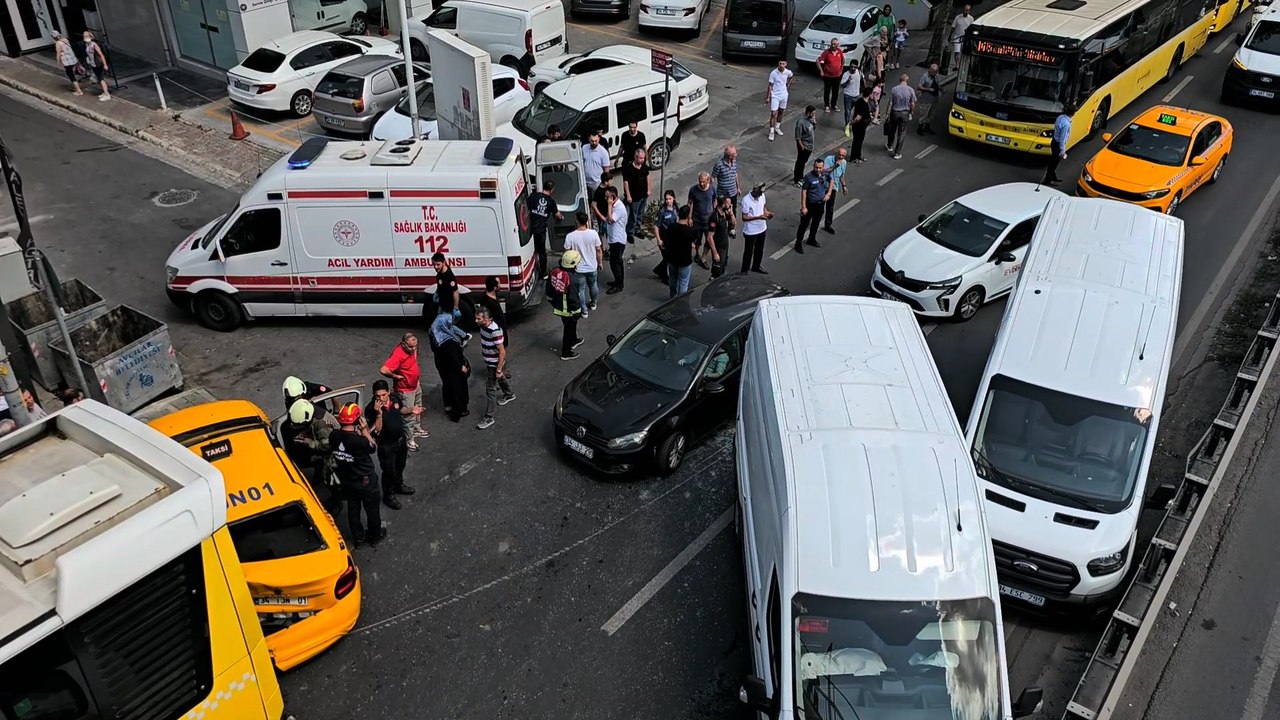 Avcılar'da 4 aracın karıştığı zincirleme kaza meydana geldi