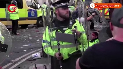 Genç kızların öldürülmesinin ardından İngiltere'de şiddetli kalabalık polisle çatıştı