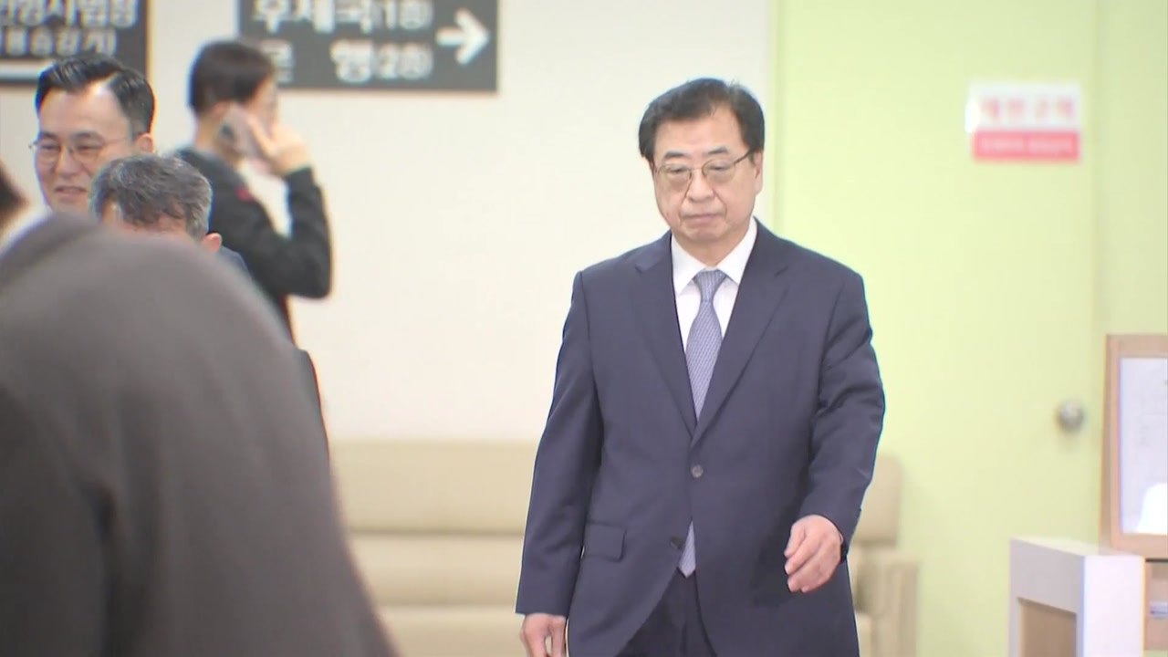 검찰, '특혜채용 의혹' 서훈 전 국정원장 무혐의 처분 / YTN