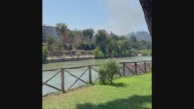 Roma, incendio Monte Mario: elicottero in volo per spegnere fiamme - Video
