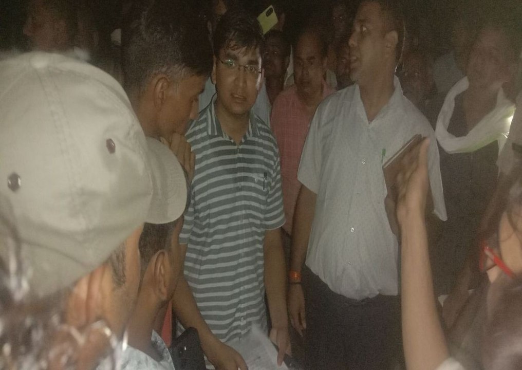 देर रात 11 बजे पुलिस प्रशासन व मृतक के परिजनों में मांगों पर बनी सहमति, ली राहत की सांस