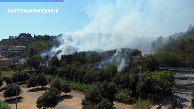 Roma, incendio a Monte Mario: elicottero in volo per domare le fiamme