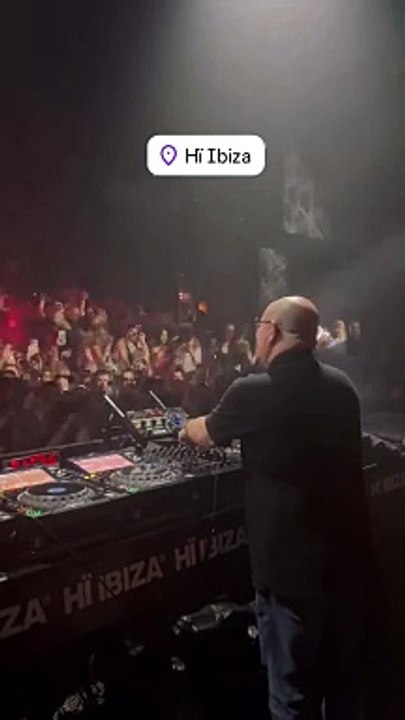 Ce prêtre devenu DJ déchaîne les foules lors de ses concerts électros