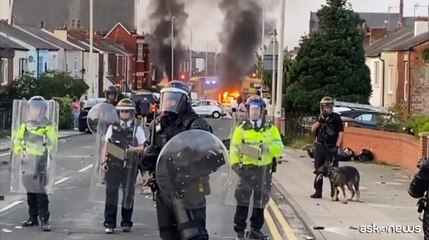 Southport, scontri alla veglia delle vittime davanti alla moschea