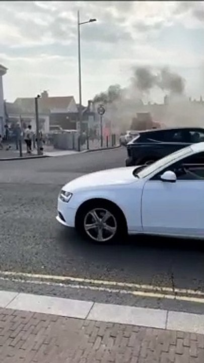 Watch as firefighters tackle blaze at Queens Cafe in Seaburn