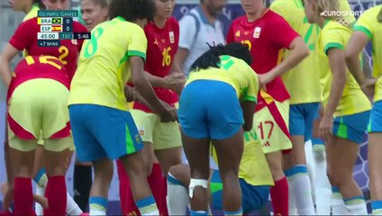 Marta manque "d'arracher la tête" de Carmona et prend un rouge, en larmes