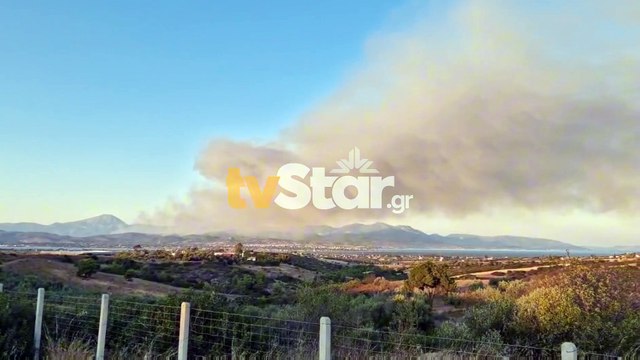Η φωτιά στην Εύβοια όπως φαίνεται από την Εθνική οδό Λαμίας - Αθηνών