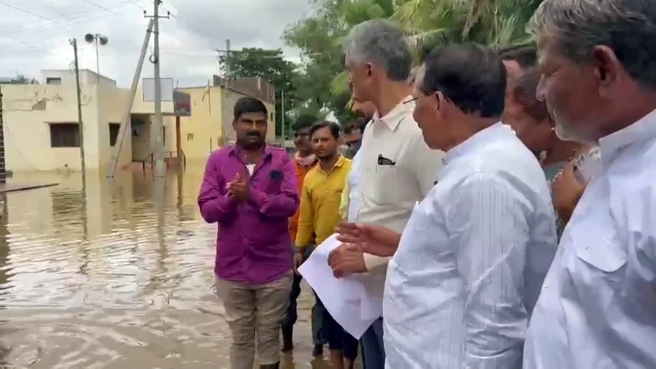 ನೆರೆ ಪೀಡಿತ ಮುಧೋಳ ತಾಲೂಕಿನ ಮಳಲಿ ಗ್ರಾಮಕ್ಕೆ ಅಧಿಕಾರಿಗಳ ಜೊತೆ ಭೇಟಿ ನೀಡಿದ ಕೃಷ್ಣ ಬೈರೇಗೌಡ