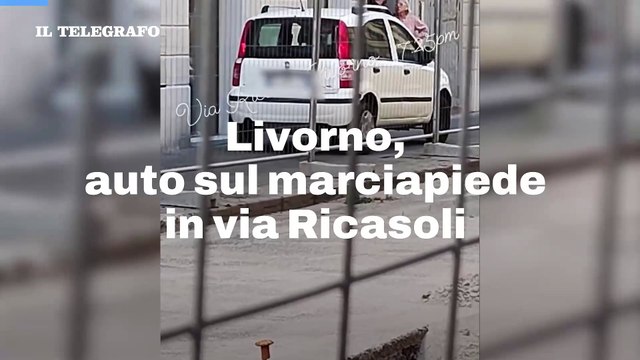 Livorno, auto sul marciapiede in via Ricasoli