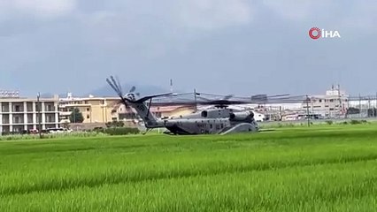 Askeri helikopter pirinç tarlasına indi