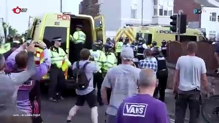 Bentrok Di Inggris Massa Anti Muslim Berkumpul