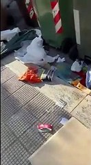 Télécharger la video: Rifiuti a Bari, l'emergenza nel quartiere San Pasquale