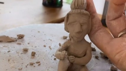 Ceramic artist creates beautiful woman-shaped incense holder with unmatched craftsmanship