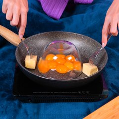 Wifey material! She surprises her boyfriend with breakfast without leaving the bed ️ 