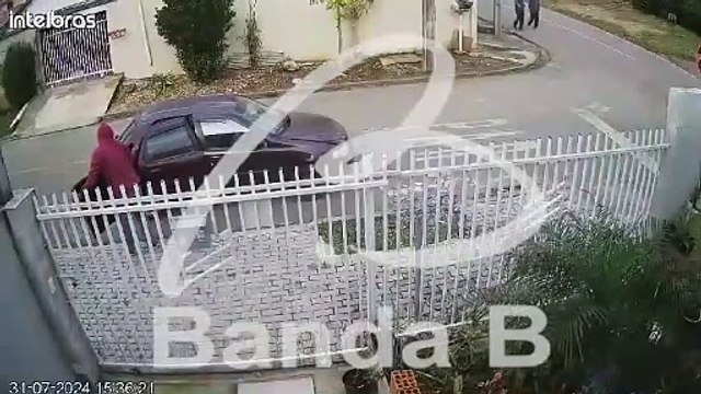Imagens mostram ladrões que estavam furtando TV de casa sendo pegos com a boca na botija pela PM em Curitiba