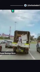 Reportan robo en alrededores de Plaza de la Bandera, en Ave. 27 de Febrero, Santo Domingo Oeste
