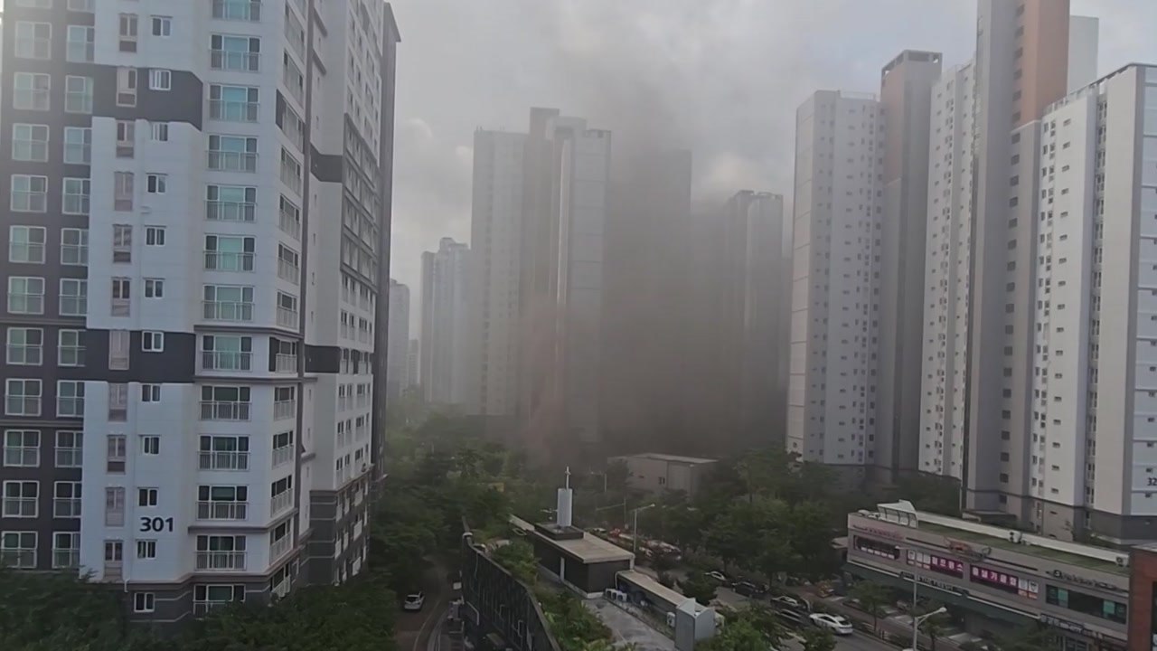 아파트 지하주차장 전기차 화재..."안전한 곳 대피" / YTN