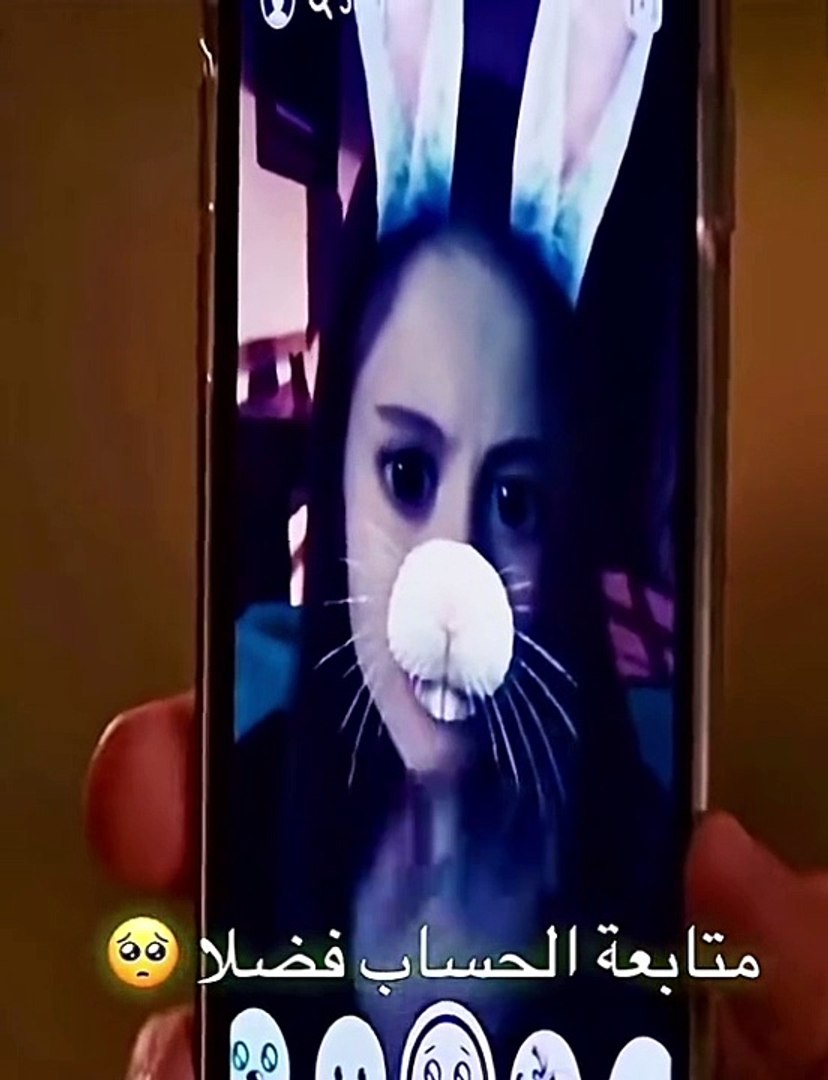 ⁣كانت تلعب بهاتفها حتى ظهر لها الشيطان من خلال الهاتف