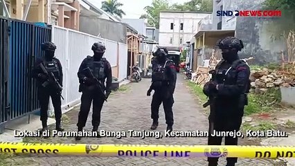 Télécharger la video: Diduga Teroris, 3 Orang di Kota Batu Diamankan Tim Densus 88