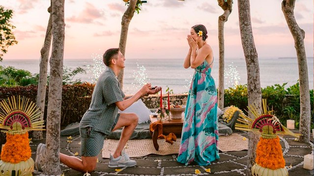 Edson Álvarez sorprende a su pareja Sofía Toache y le pide matrimonio en romántica escena frente al mar