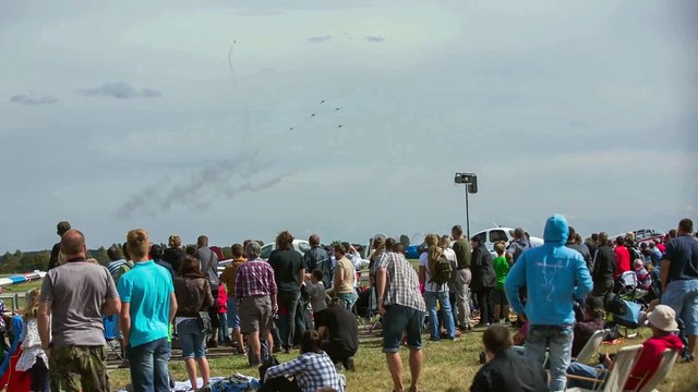 ** Unbeaten Aerobatic Feat: Black Arrows' 22-Hunter Loop Record **