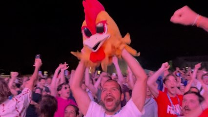 Léon Marchand enflamme la fan zone du club France
