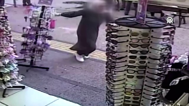 Mersin'de bir kadının dükkanların önündeki ürünleri dağıtması güvenlik kamerasında