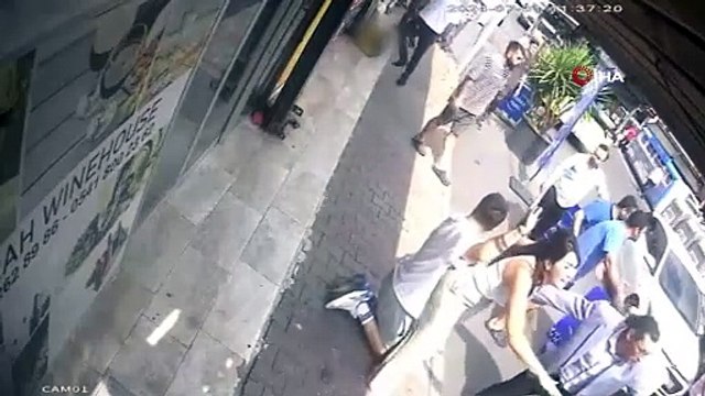 Polisin silah doğrulttuğu kişiye bir kadın siper oldu