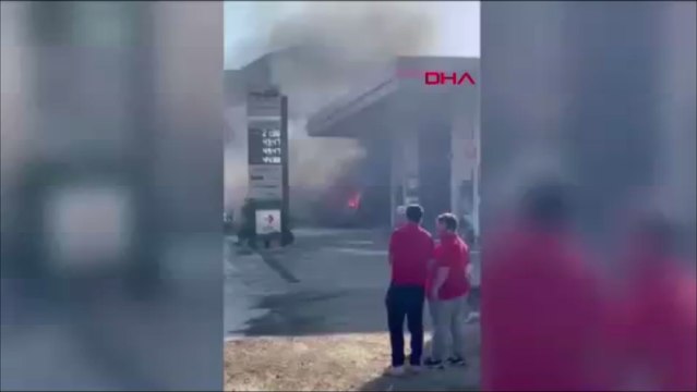 Üsküdar'da benzin istasyonunda otomobil alev alev yandı