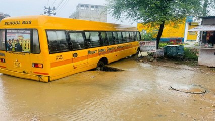 Monsoon: जयपुर में आफत की बारिश, सड़क धंसने से फंसे वाहन, VIDEO में देखें भयावह मंजर