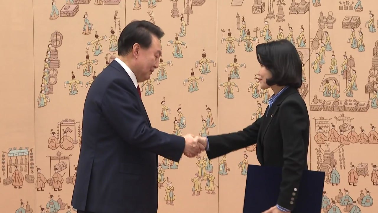 尹, 이진숙 방통위원장 임명장..."고생 많으시다" / YTN