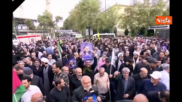 I funerali del leader di Hamas Haniyeh a Teheran, Khamenei guida la preghiera