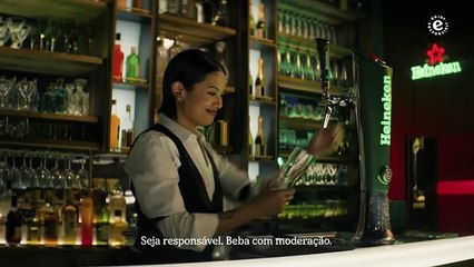 Jovem da os parabens a quem leva uma coluna para a praia e estra-01