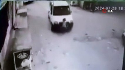 Saniye saniye kamerada! Yola fırlayan çocuğa otomobil böyle çarptı