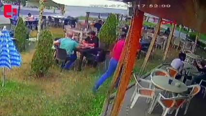 Parktaki kafede tüfekli saldırı kamerada: 1 ölü, 1 yaralı