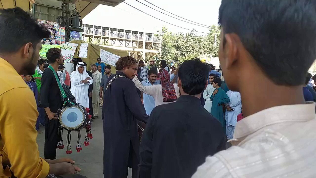 2 admeo ma dance ka muqabala ho gaya tu phir kia howa