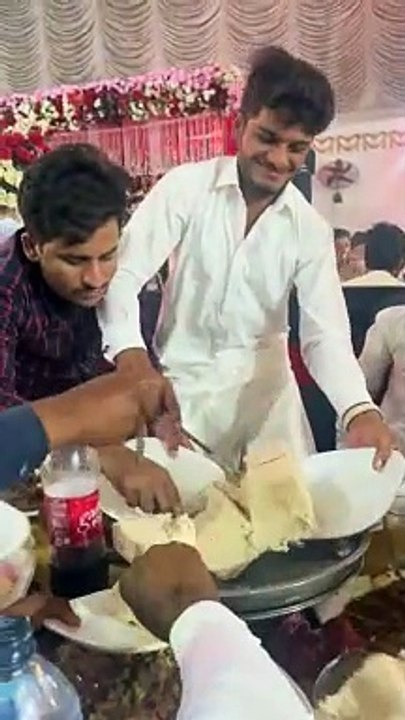 Wedding meal funny ice cream video on amazing funny Punjabi song can't stop laughing