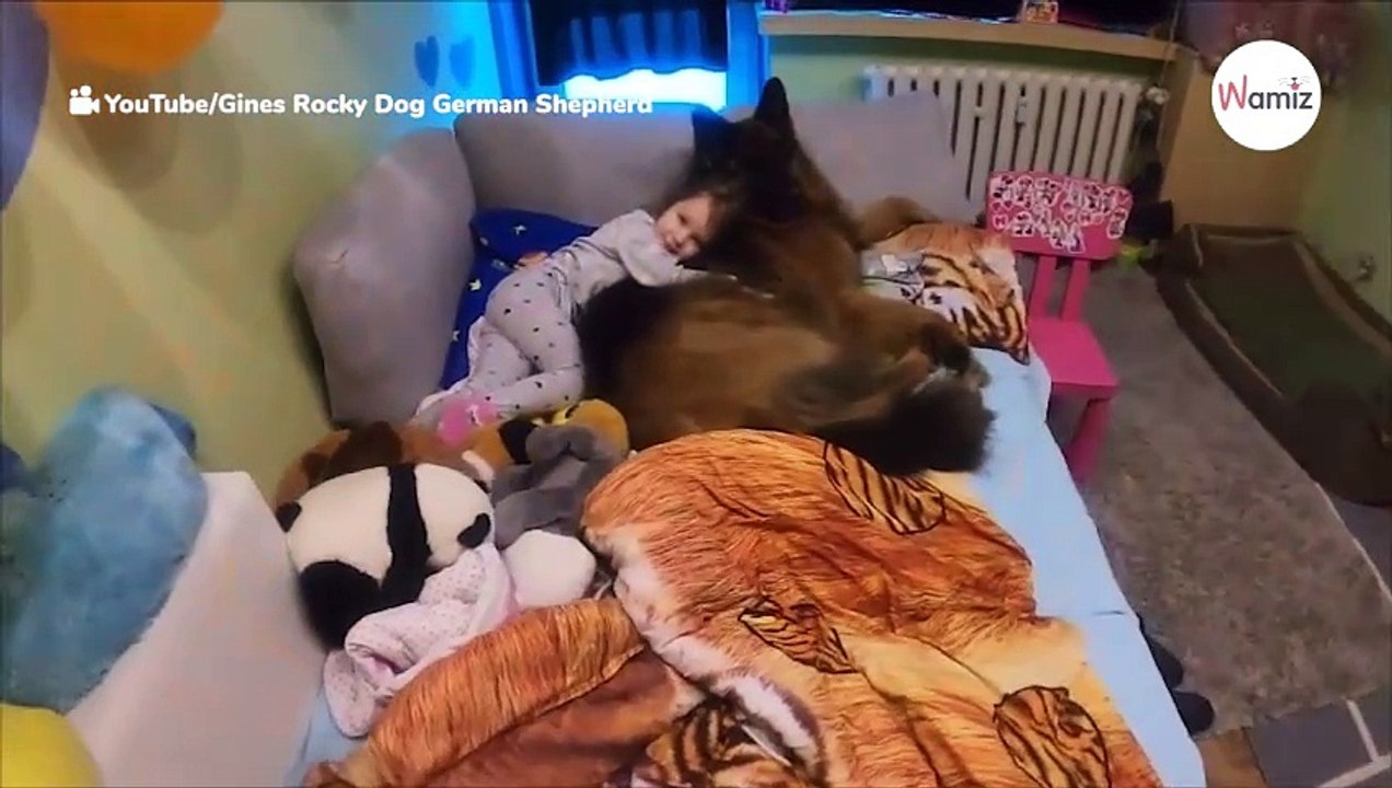 Mutter schaltet das Licht im Kinderzimmer an und merkt plötzlich, dass ihre Tochter nicht allein schläft