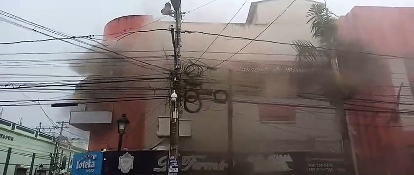 Incendio en plaza comercial afecta a varios locales de la calle El Sol