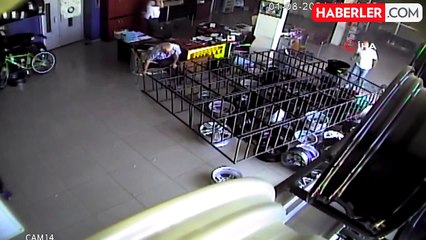 Otomobile ve cenaze aracına çarpan araç lastikçiye girdi