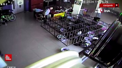 Eskişehir'de otomobile ve cenaze aracına çarpan araç lastikçiye girdi