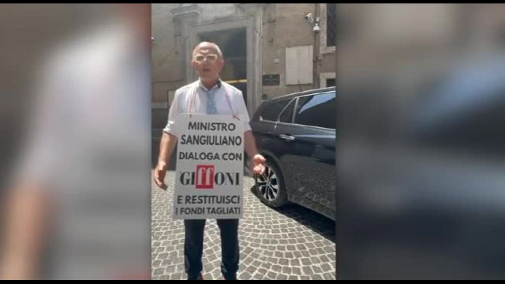 Video Giffoni, Sangiuliano snobba il sit-in di Gubitosi fuori dal ministero