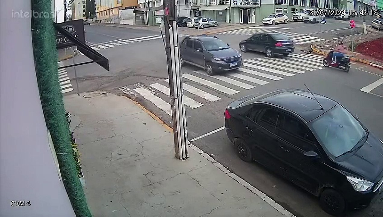 Câmera de segurança flagra acidente de trânsito no centro de Canoinhas