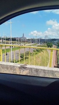 VÍDEO: Carro pega fogo na Av. Paralela e assusta pedestres na região