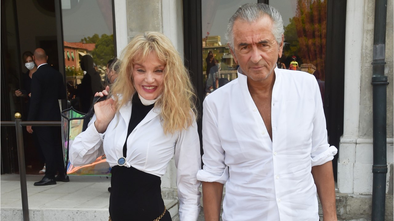 GALA VIDEO - Arielle Dombasle mariée à Bernard-Henri Lévy depuis 30 ans : elle dévoile les secrets de la longévité de leur couple