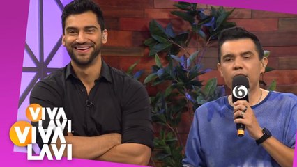 Captan a Felipe en cita con una mujer en una plaza