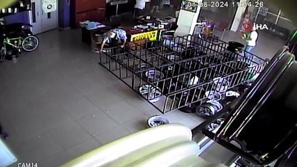 Önce cenaze aracına çarptı ardından lastikçiye girdi