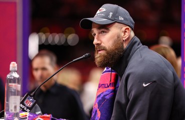 Download Video: Travis Kelce podría conseguir un contrato de 100 millones de dólares por su podcast 'New Heights'