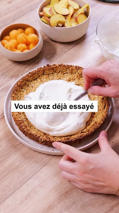 Tu as envie d'un goûter ou d'un dessert frais et riche en protéines et fibres on a ce qu'il faut pour toi avec ce fond de tarte granola avec une garniture skyr et fruits de saison